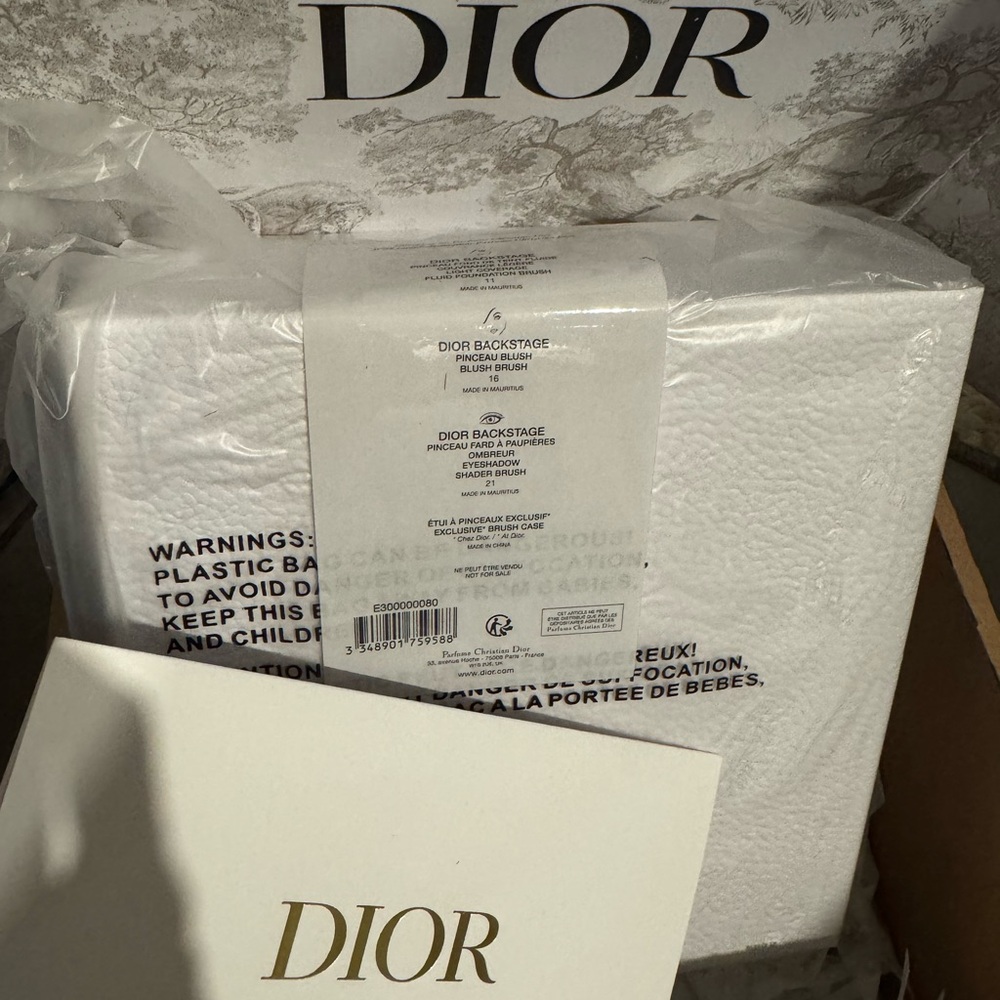 Dior Luxurious Brush Trio with Elegant Case, Gift box, envelope 100% Authentic - Picture 4 of 4